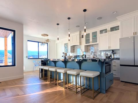 Coffee/tea facilities, Kitchen or kitchenette, Seating area, Dining area, dishwasher, oven, stove, toaster