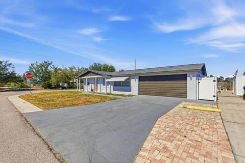 Dream home in Holiday with POOL & SPA and More House in Holiday