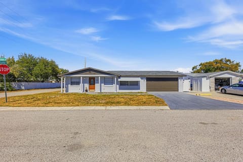 Dream home in Holiday with POOL & SPA and More House in Holiday