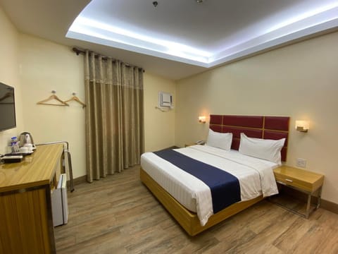 Bed, TV and multimedia, Photo of the whole room, Bedroom