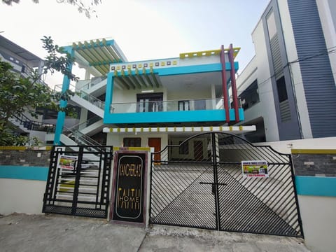Property building, Day, Balcony/Terrace