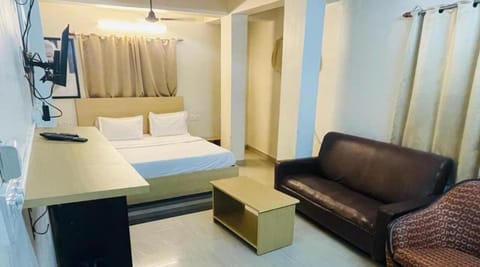 Bed, TV and multimedia, Living room, Seating area, Bedroom