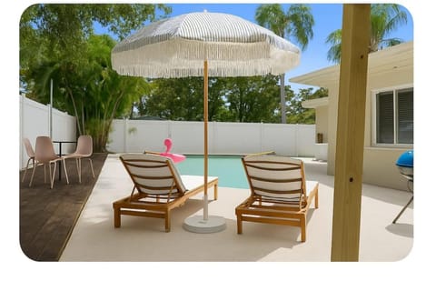 Resort Backyard Heated Pool Spa Arcade Movies House in Largo