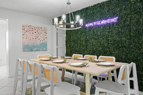 Resort Backyard Heated Pool Spa Arcade Movies House in Largo