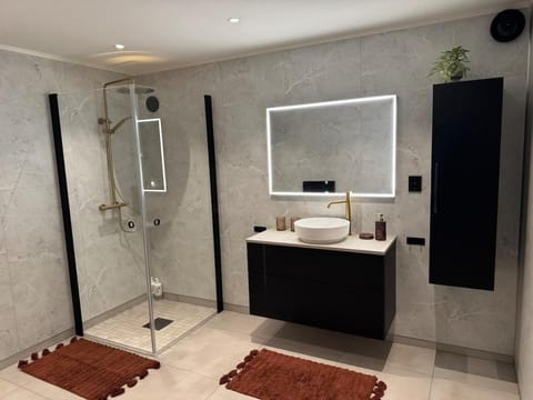 Shower, Bathroom, towels