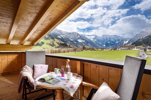 Balcony/Terrace, Mountain view