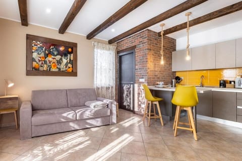 Kitchen or kitchenette, Living room, Seating area, Dining area