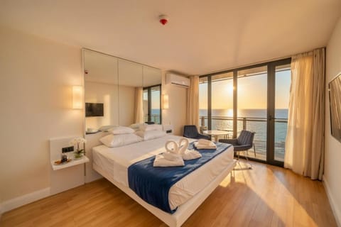 Bed, TV and multimedia, Photo of the whole room, Bedroom, towels