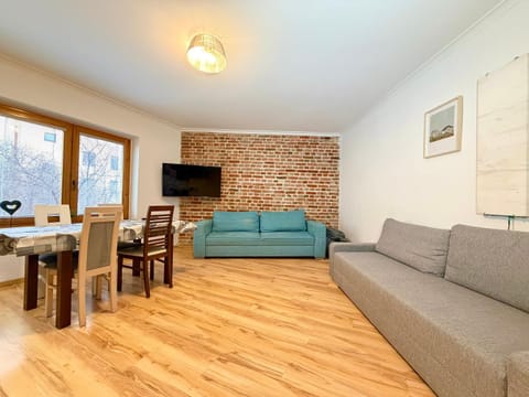 Communal lounge/ TV room, TV and multimedia, Living room, Seating area, Dining area, Evening entertainment