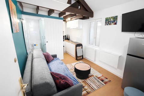 Property building, Bed, TV and multimedia, Living room, heating