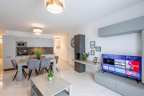 TV and multimedia, Kitchen or kitchenette, Living room, Dining area, Evening entertainment, oven