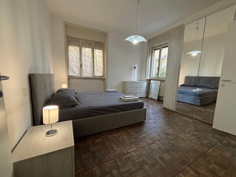 Bed, TV and multimedia, Living room, Photo of the whole room, Seating area, Bedroom
