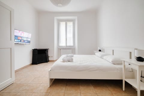 Bed, TV and multimedia, Bedroom, wardrobe