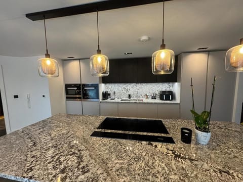 Luxury Villa - Hot Tub - Exclusive Offers - Amar Luxury Stays Villa in Poole