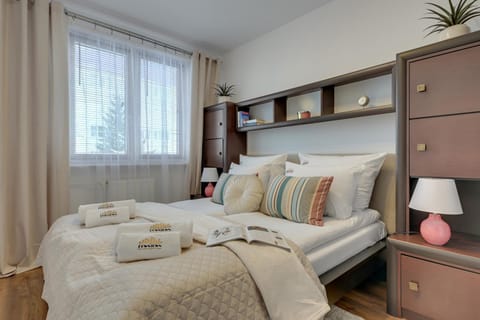Bed, Bedroom, towels