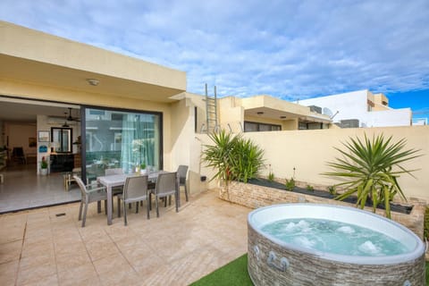 Elegant 3 bedroom apartment, family friendly with sun terrace and hot tub SMAS1-1 Apartment in Marsaskala