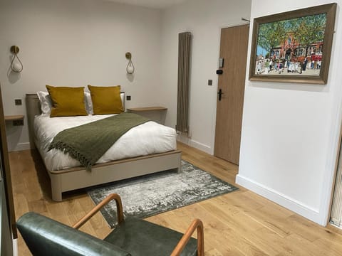 Bed, Photo of the whole room, Seating area