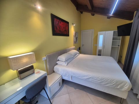 Bed, TV and multimedia, Photo of the whole room, Bedroom, wardrobe