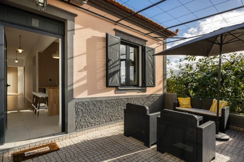 Property building, Day, Balcony/Terrace