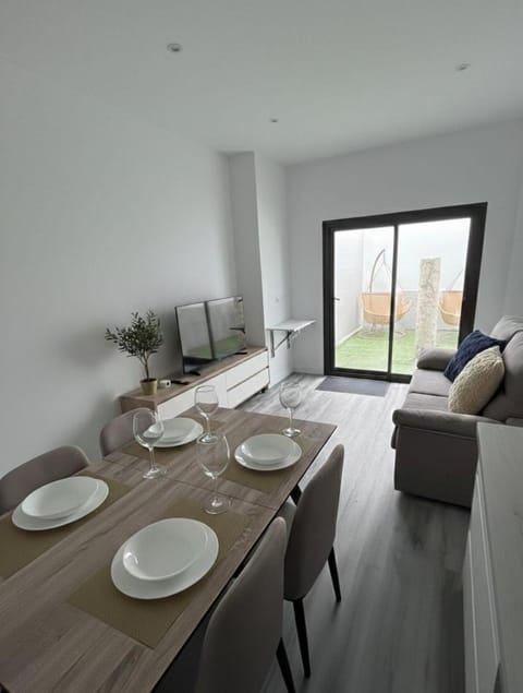 TV and multimedia, Living room, Seating area, Dining area