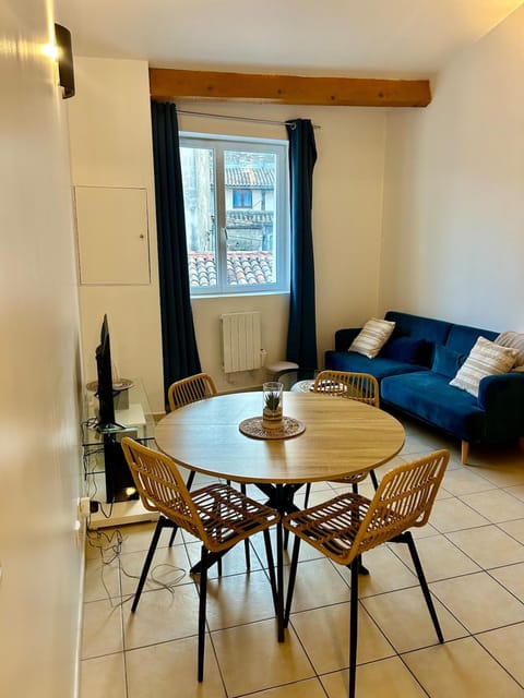 Living room, Seating area, Dining area, internet
