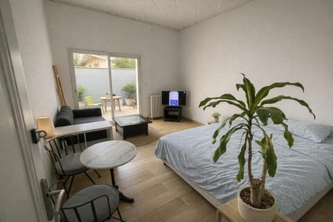 Bed, TV and multimedia, Photo of the whole room, Dining area, Bedroom