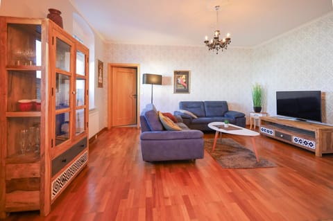 TV and multimedia, Living room, Seating area, Evening entertainment, wardrobe