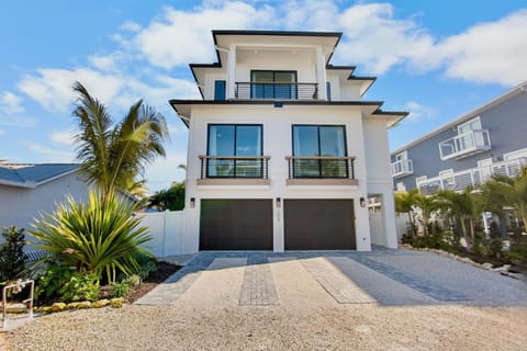 Property building, Day, Neighbourhood, Garden, Balcony/Terrace, Parking