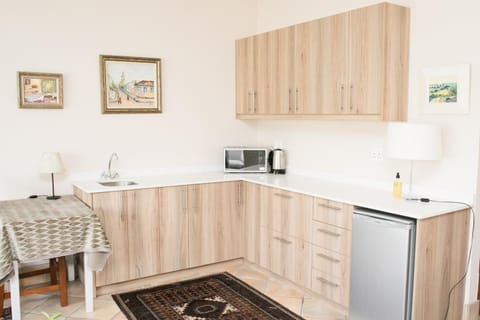 Kitchen or kitchenette, minibar