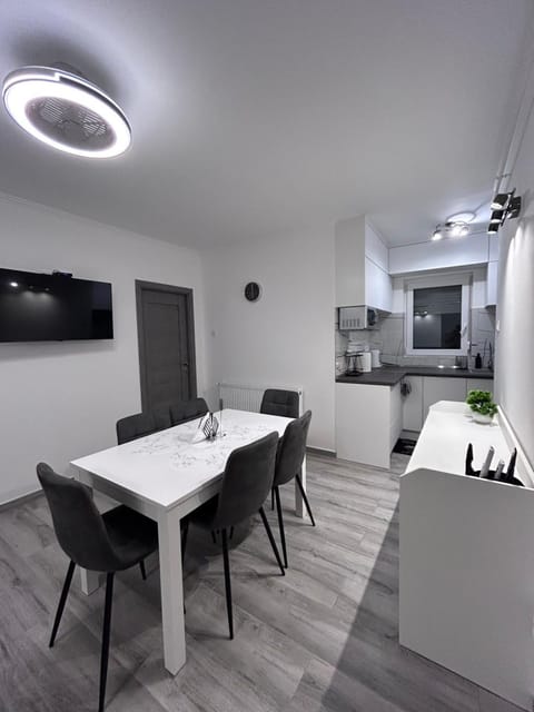 TV and multimedia, Kitchen or kitchenette, Dining area, stove