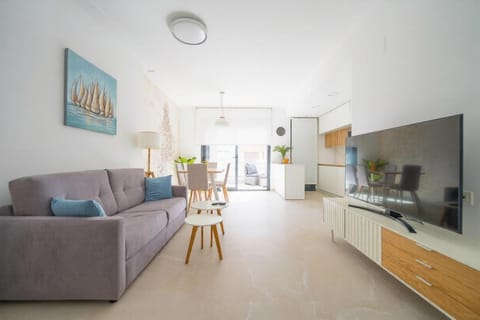 TV and multimedia, Kitchen or kitchenette, Living room, Seating area, Dining area