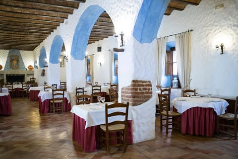 Restaurant/places to eat, Lounge or bar