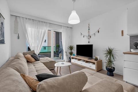 TV and multimedia, Living room, Seating area, Evening entertainment