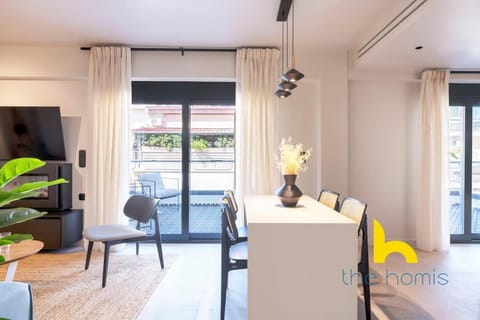 Luxury Retreat 2BDR W Dining Patio, Fast Wifi Apartment in Athens