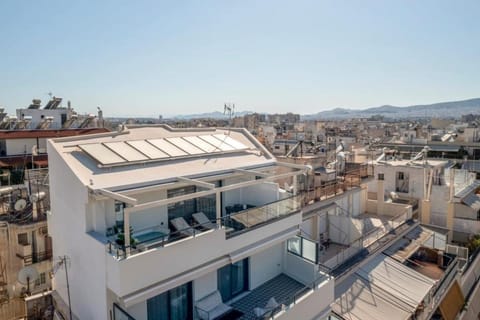 Luxury Retreat 2BDR W Dining Patio, Fast Wifi Apartment in Athens