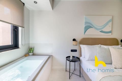 Luxury Retreat 2BDR W Dining Patio, Fast Wifi Apartment in Athens