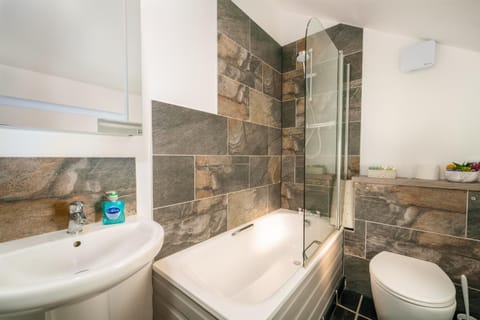 Riverside, Family Friendly Home on the River Derwent with Hot Tub, 10 guests House in North East Derbyshire District