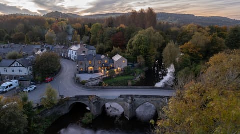 Riverside, Family Friendly Home on the River Derwent with Hot Tub, 10 guests House in North East Derbyshire District