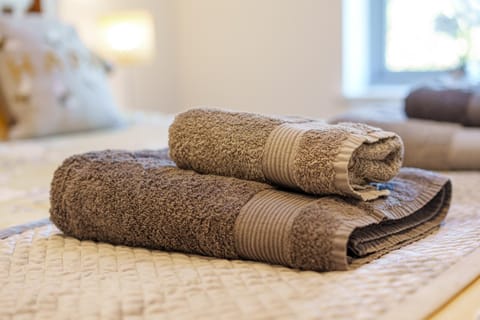 Riverside, Family Friendly Home on the River Derwent with Hot Tub, 10 guests House in North East Derbyshire District