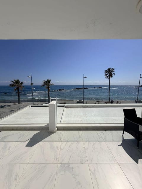 Patio, Day, Natural landscape, View (from property/room), Balcony/Terrace, Living room, Seating area, Beach, Sea view