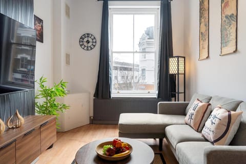 TV and multimedia, Living room, Decorative detail, Seating area, internet