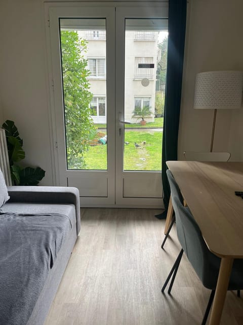 Appartement familial RDC Apartment in Issy-les-Moulineaux