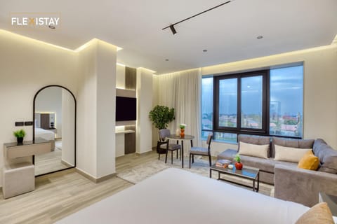 TV and multimedia, Living room, Photo of the whole room, Seating area, Bedroom