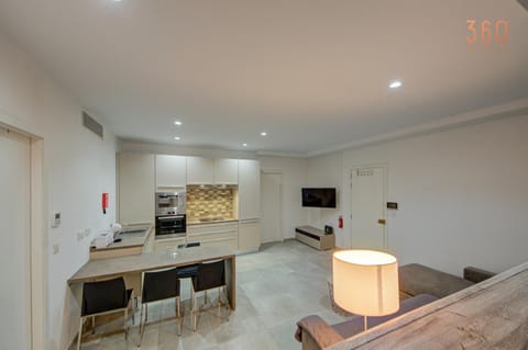 Communal lounge/ TV room, TV and multimedia, Kitchen or kitchenette, Dining area, Evening entertainment, minibar, oven, stove