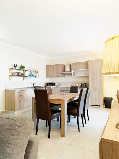 Kitchen or kitchenette, Seating area, Dining area, stove