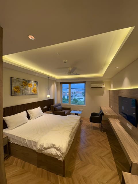 Bed, TV and multimedia, Living room, Photo of the whole room, Seating area, Bedroom