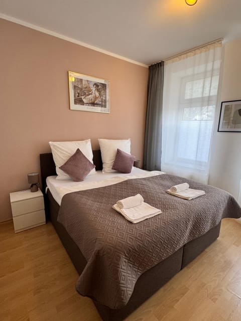 Bed, Bedroom, towels