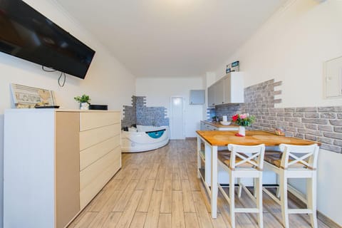 TV and multimedia, Kitchen or kitchenette, Dining area