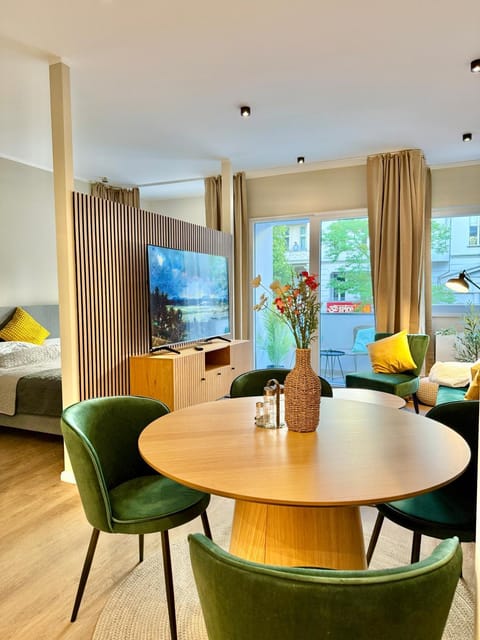 Bed, TV and multimedia, Balcony/Terrace, Living room, Seating area, Bedroom
