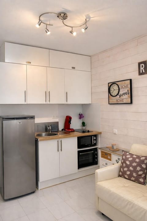 Kitchen or kitchenette, Living room, Seating area, pet friendly